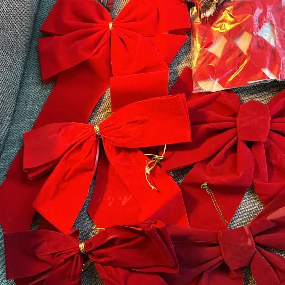Lot of vintage red,burgundy,plaid velvety bows ￼